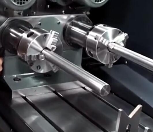  軸類深孔鉆床，這樣的數(shù)控機床國內(nèi)很少見，看看不一樣的加工過程